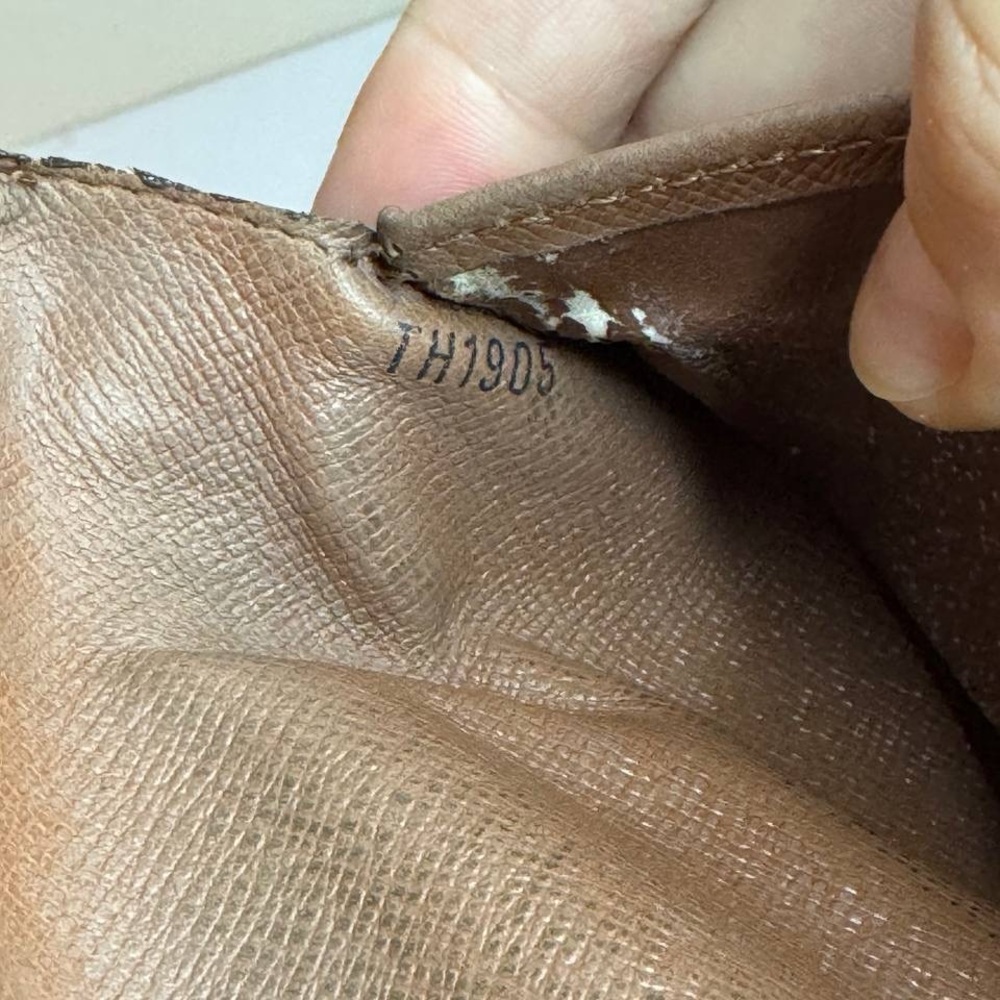 Louis Vuitton Monogram Sarah Wallet - Picture 12 of 12